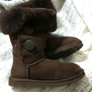 UGGS. Brown  sz5 boots ladies  will fit like 6 1/2 Brown faux  3 buttons